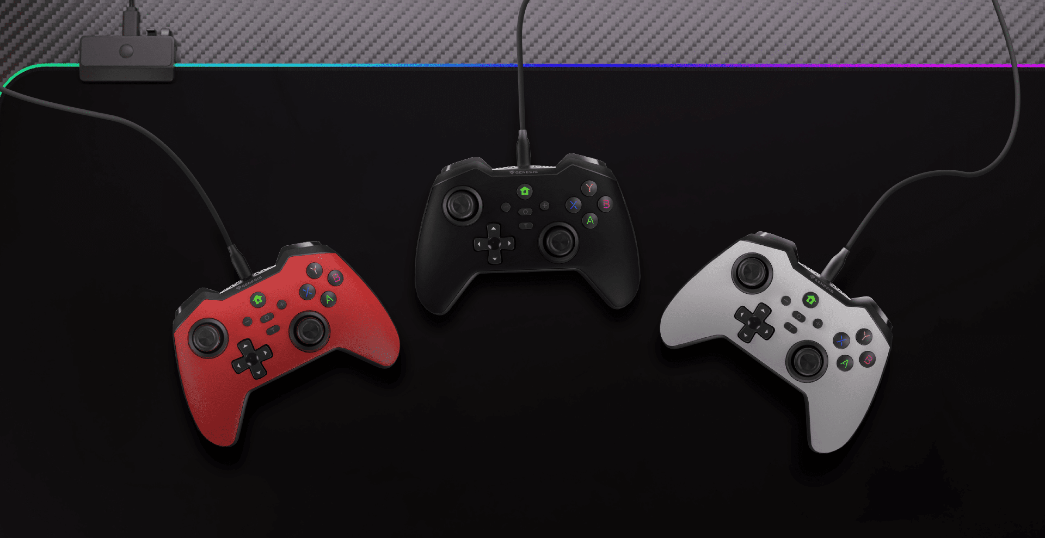 Trois manettes de jeu filaires de couleurs rouge, noire et blanche, conçues pour le jeu sur PC, Switch et mobile.