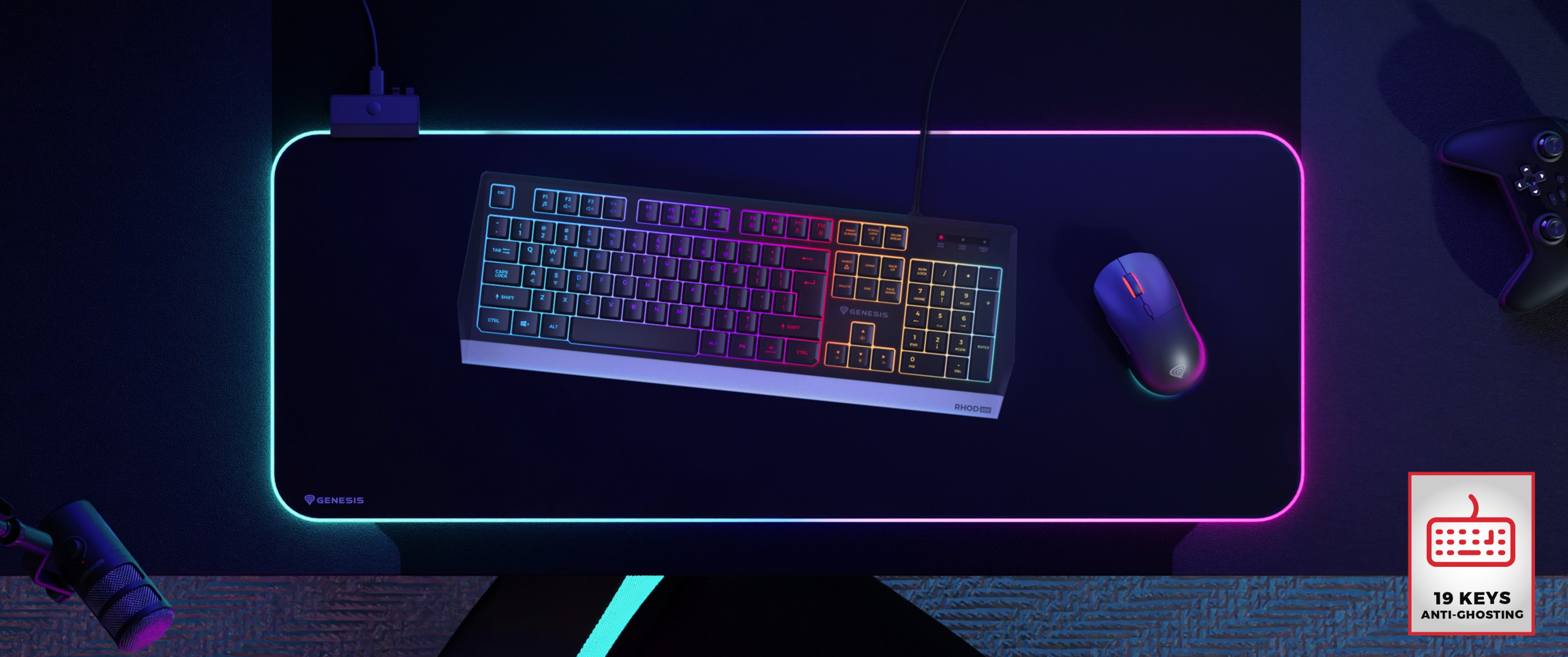 Clavier et souris de jeu rétroéclairés RVB sur un bureau de jeu sombre, mettant en valeur l'éclairage coloré et le design épuré.