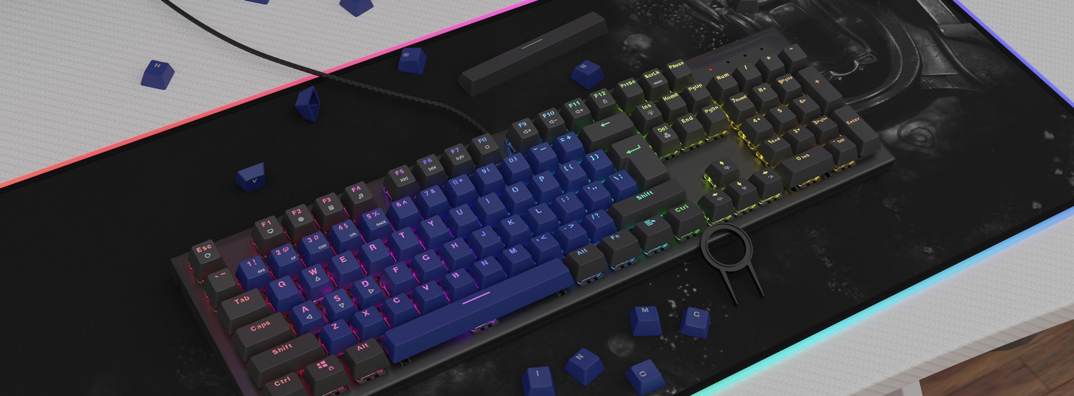 Clavier mécanique coloré comportant des claviers à double frappe bleus dispersés sur un tapis de souris gaming.