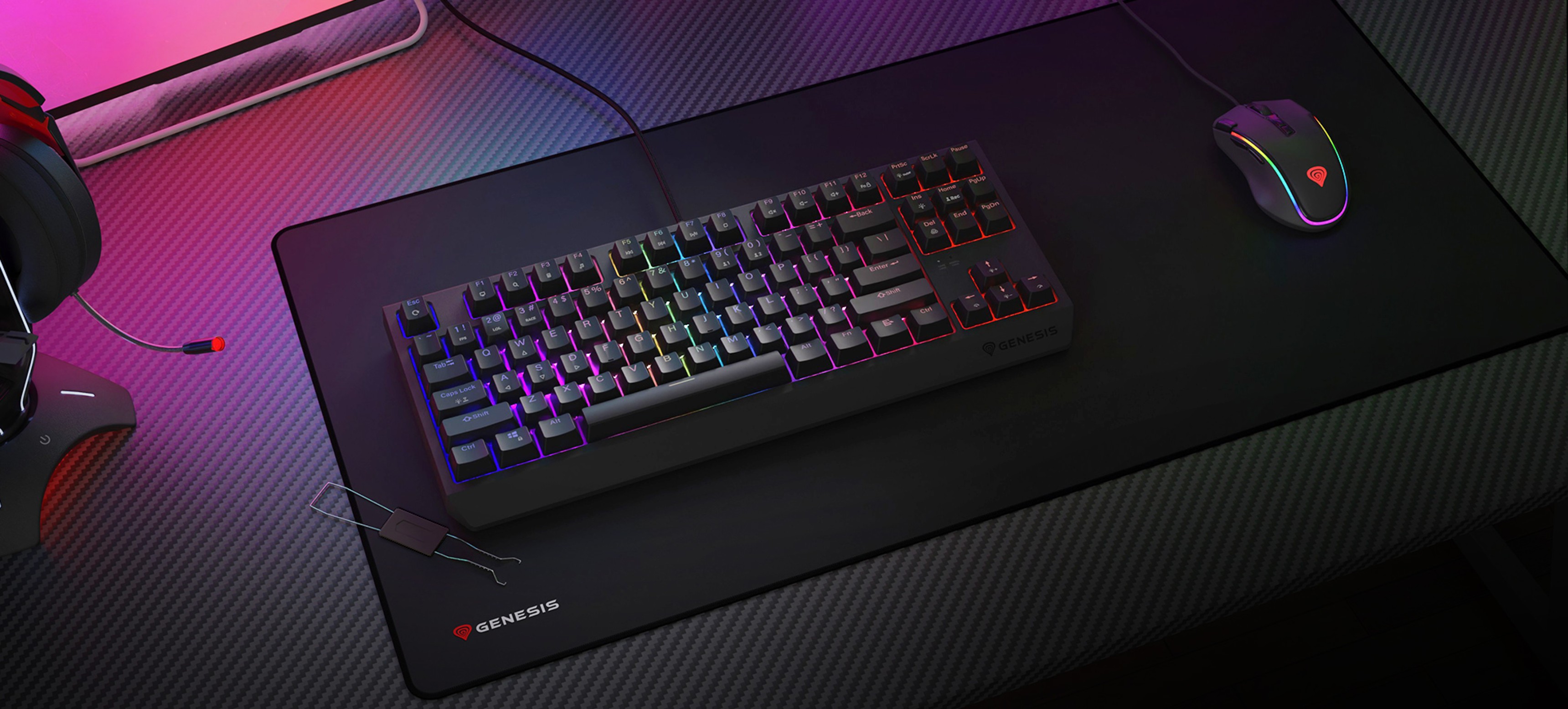 Clavier de jeu mécanique avec éclairage RVB sur un tapis de souris de jeu, accompagné d'une souris de jeu et d'un casque.