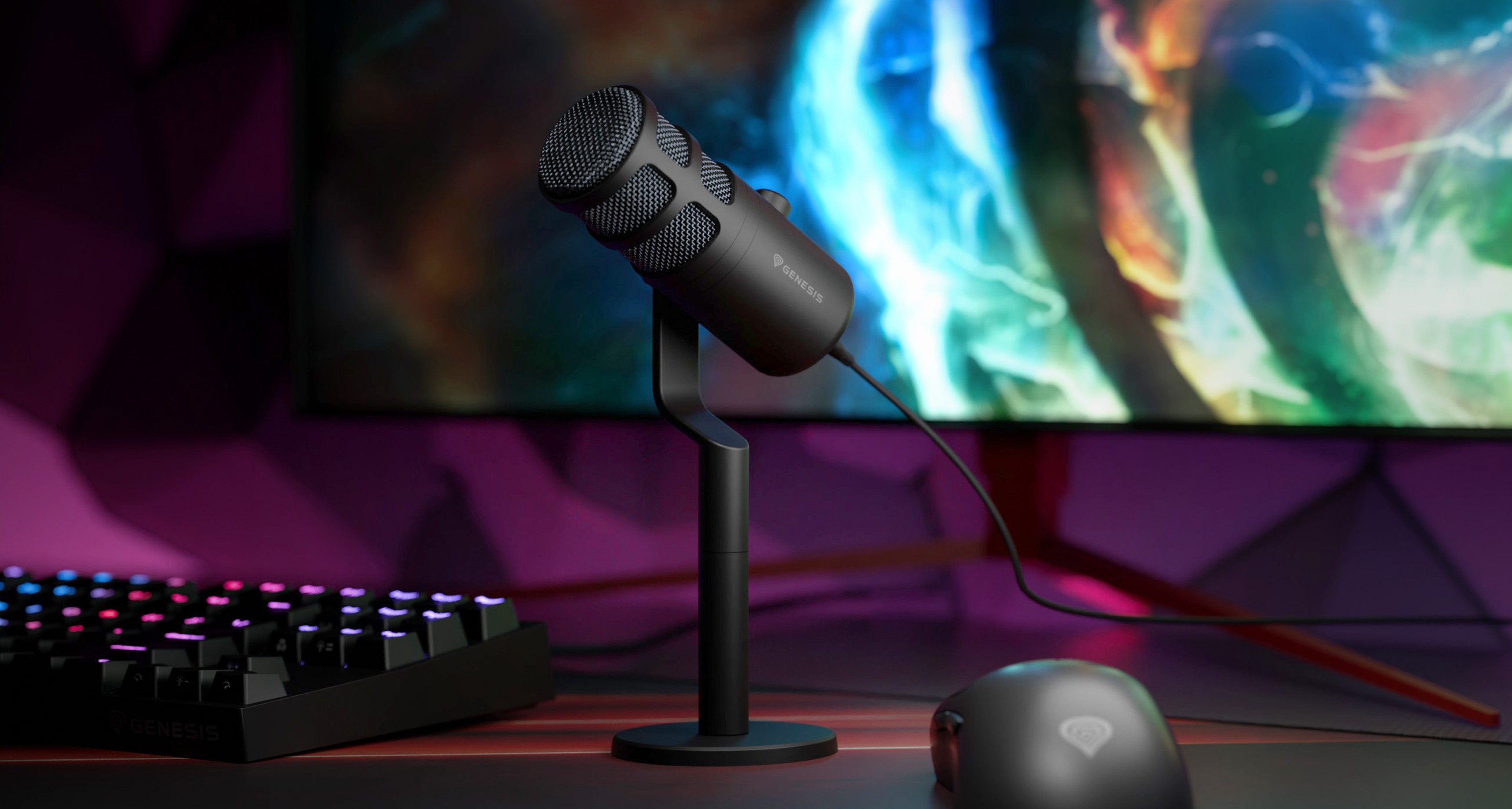 Microphone dynamique USB sur un support, avec un arrière-plan coloré et un clavier et une souris de jeu à proximité.