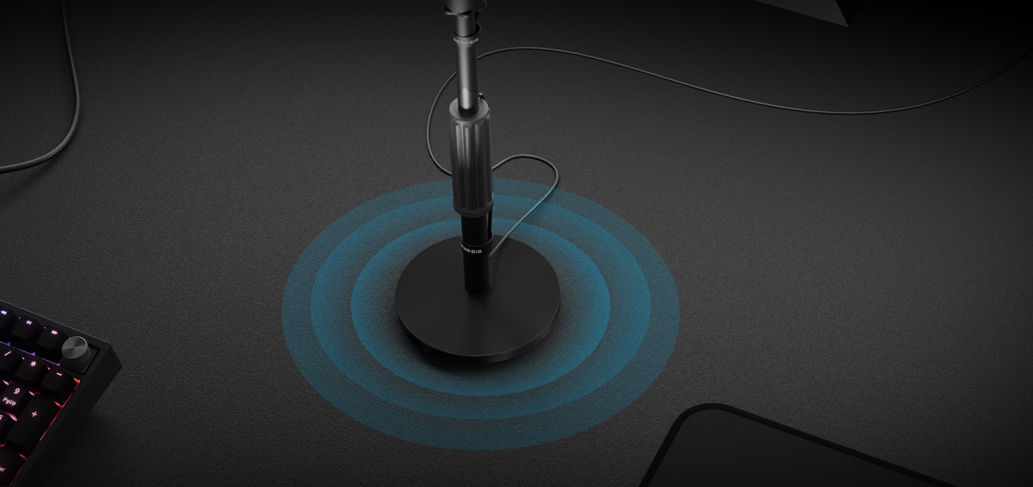 Support de microphone Genesis Thulium 350D sur un bureau avec des graphiques de vagues audio, doté d'un design noir élégant.