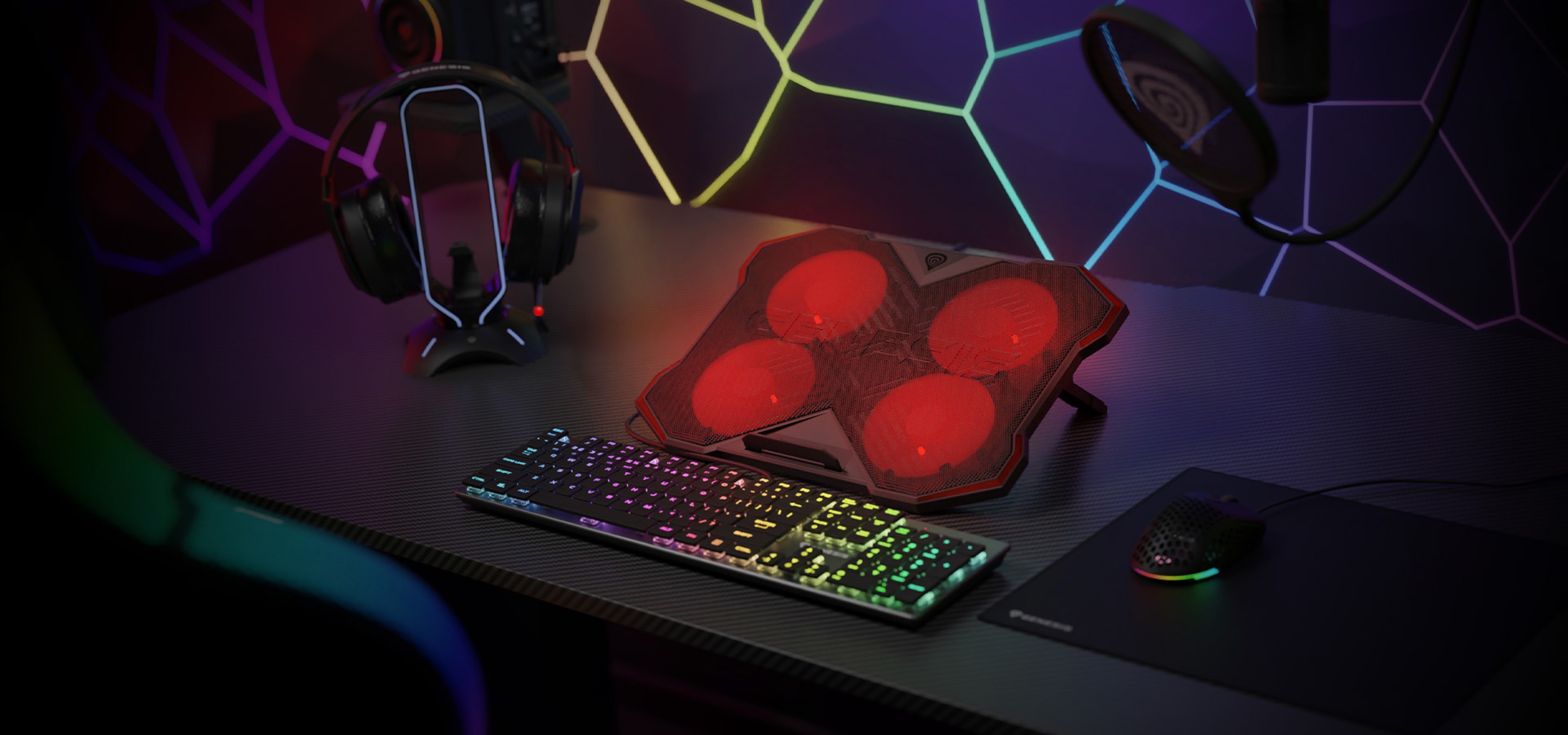 Coussin de refroidissement pour ordinateurs portables doté de quatre ventilateurs rouges, d'un éclairage RVB et de deux ports USB, présenté sur une configuration de bureau de jeu.
