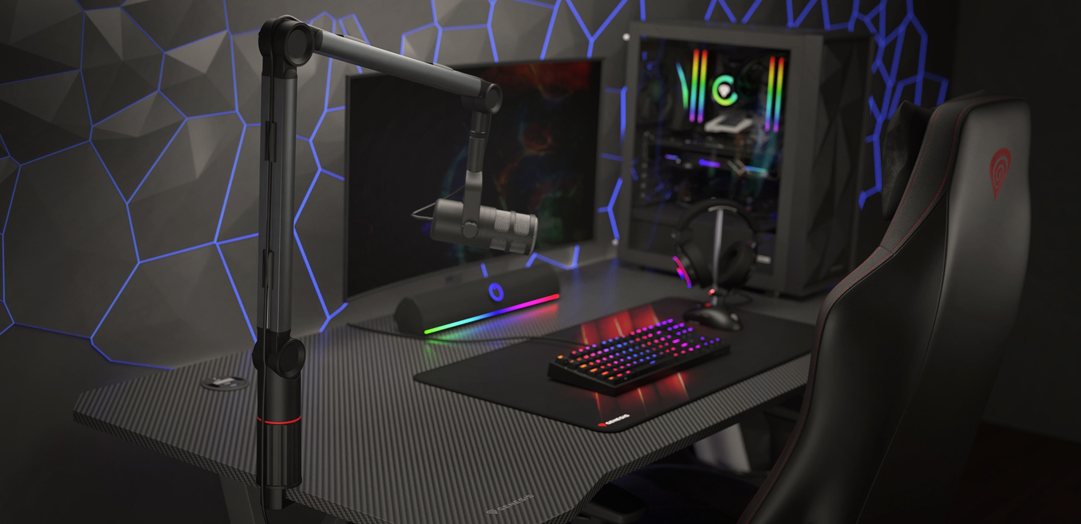 Bras de microphone installé sur un bureau de jeu avec un clavier coloré, une chaise de jeu et une tour d'ordinateur en arrière-plan.
