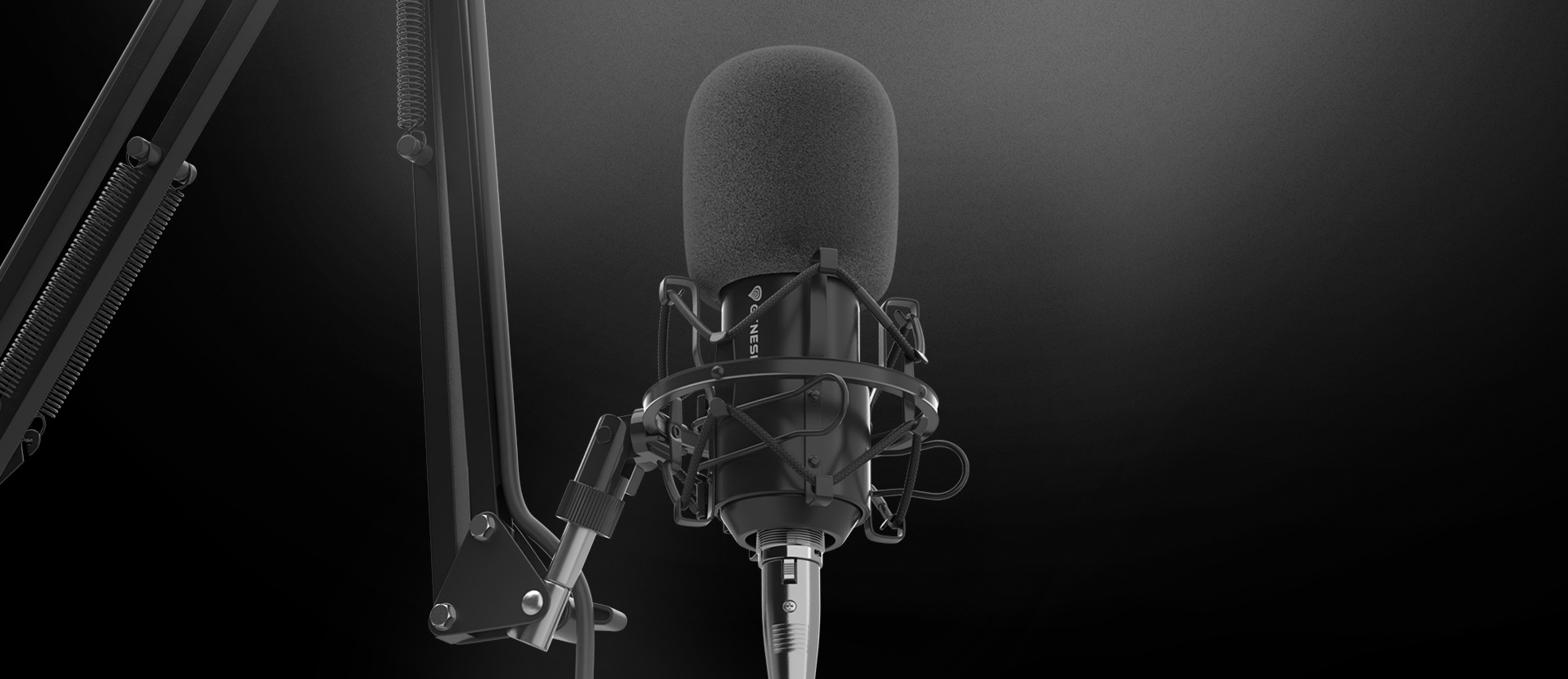 Microphone professionnel Genesis Radium 300 monté sur un bras réglable, doté d'un filtre anti-pop pour la réduction du bruit.
