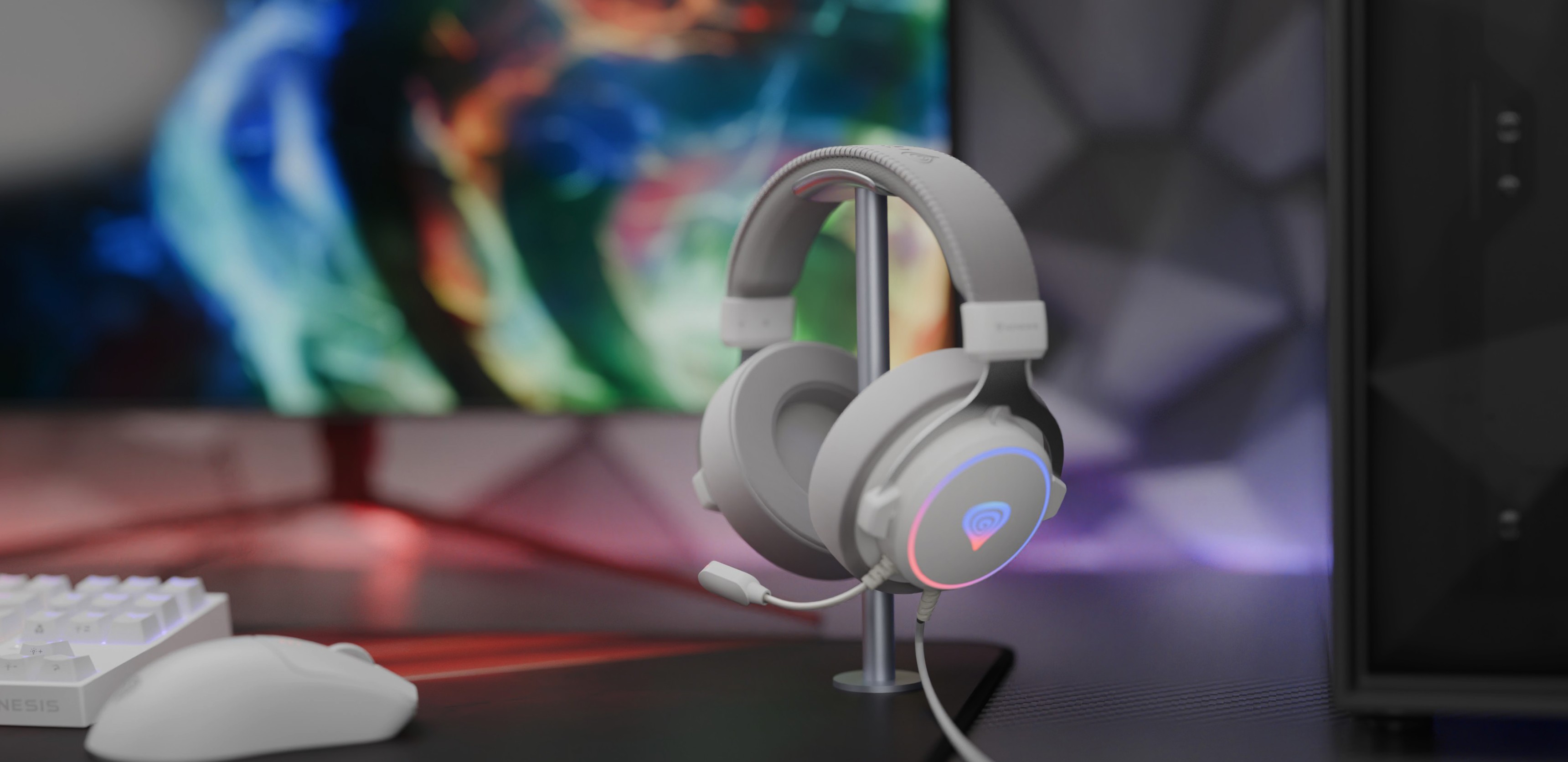 Casque de jeu supra-auriculaire blanc avec un éclairage RVB et un microphone, présenté sur un support sur un fond coloré.