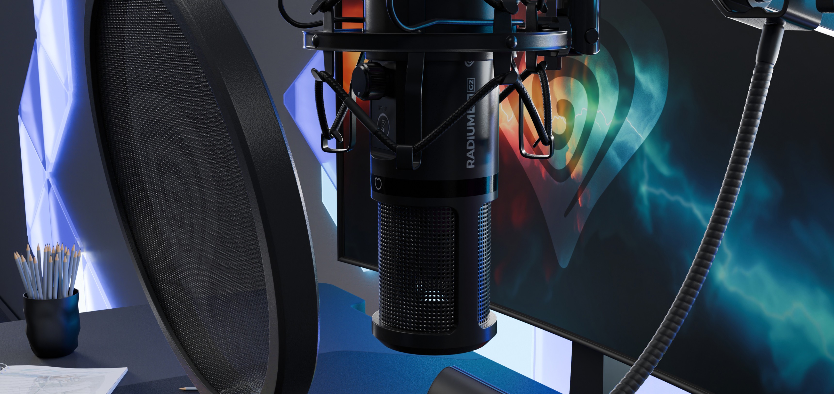 Microphone de studio USB avec filtre anti-pop, placé près d'un écran d'ordinateur et d'un bureau avec des articles de papeterie.