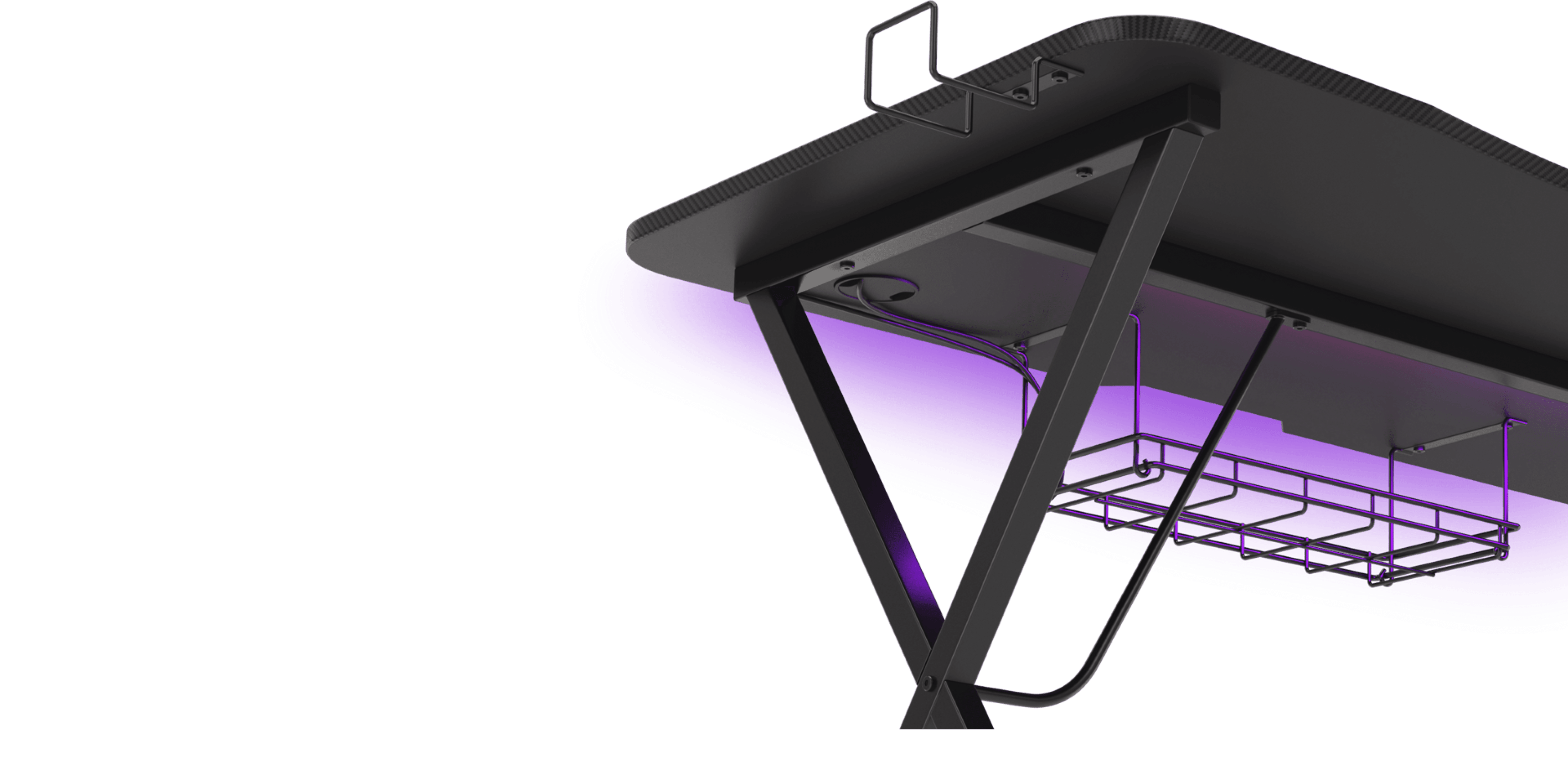 Bureau de jeu noir comportant une bande lumineuse RVB en dessous, avec un plateau de gestion des câbles et des pieds métalliques robustes.