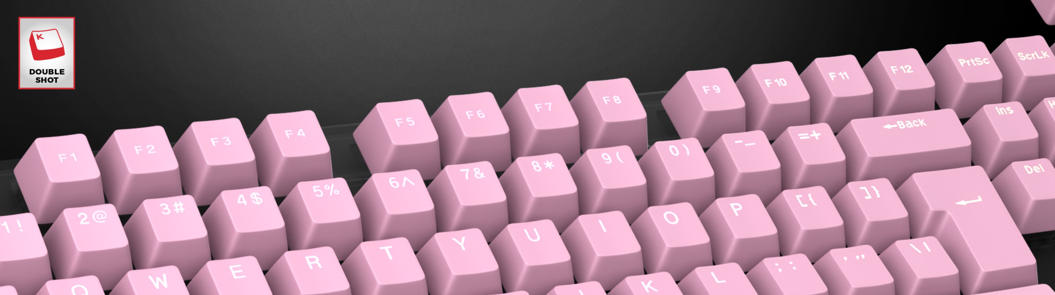 Claviers rose pâle à double frappe disposés sur un clavier, comportant des légendes claires pour chaque touche.