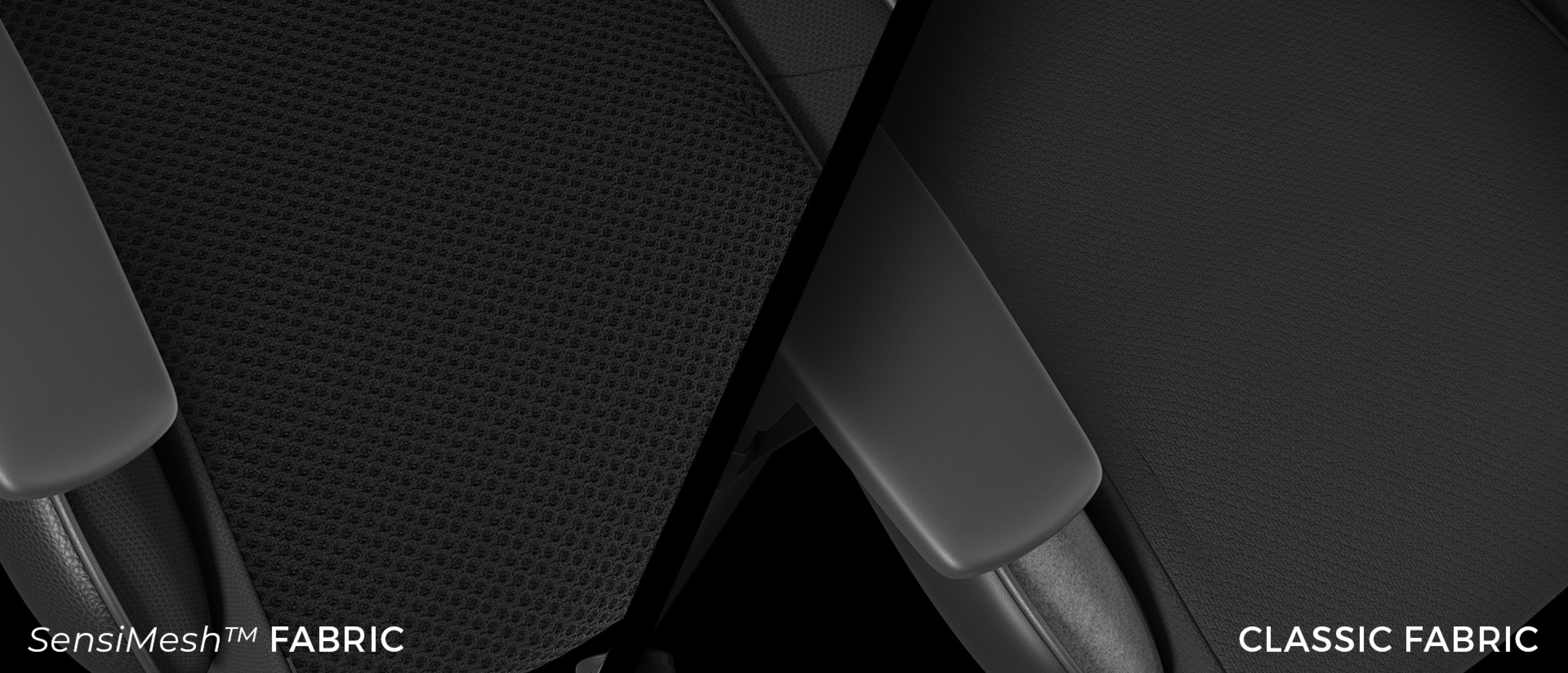 Comparaison de deux tissus : SensiMesh™ à gauche, présentant un motif texturé, et le tissu Classic à droite, montrant une finition noire lisse.