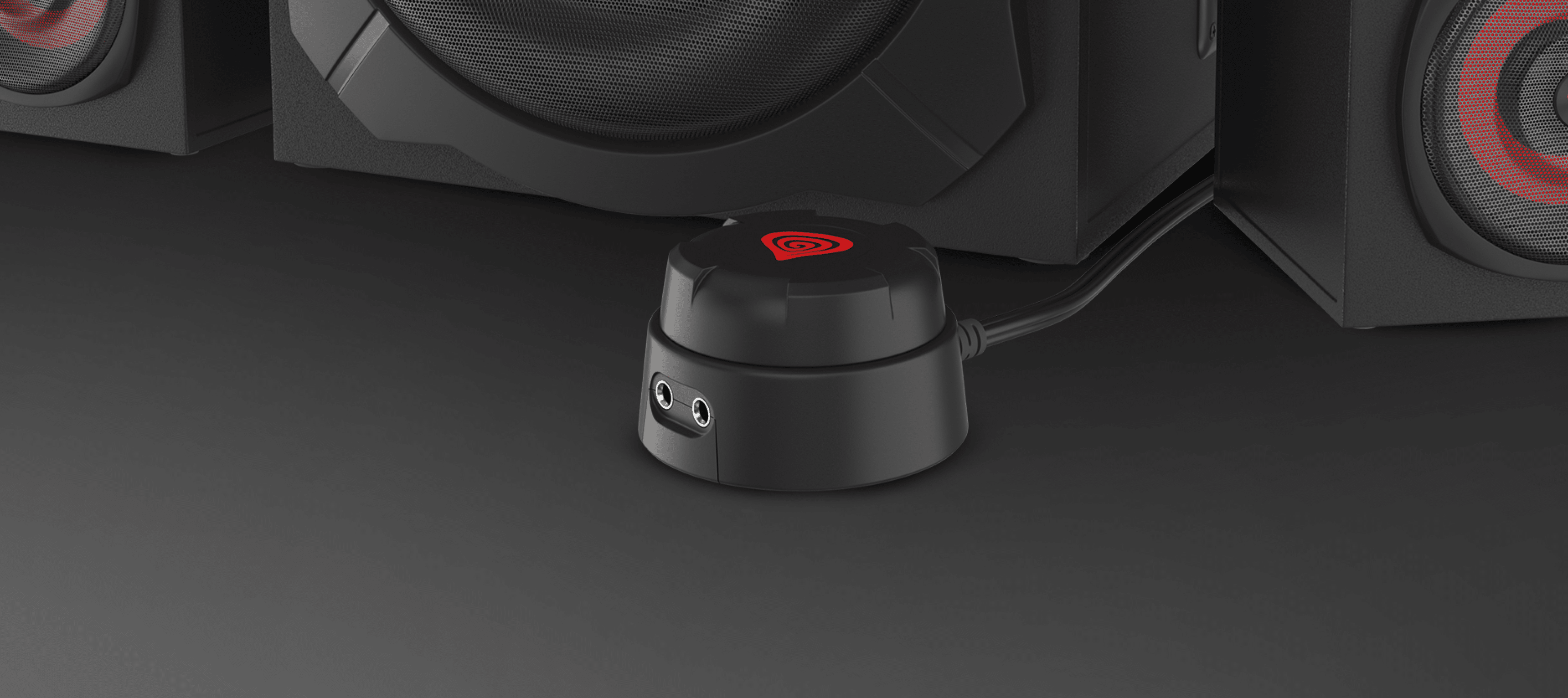 Télécommande filaire noire pour les enceintes Genesis Helium 610BT, dotées d'entrées audio, positionnées près du caisson de basse.