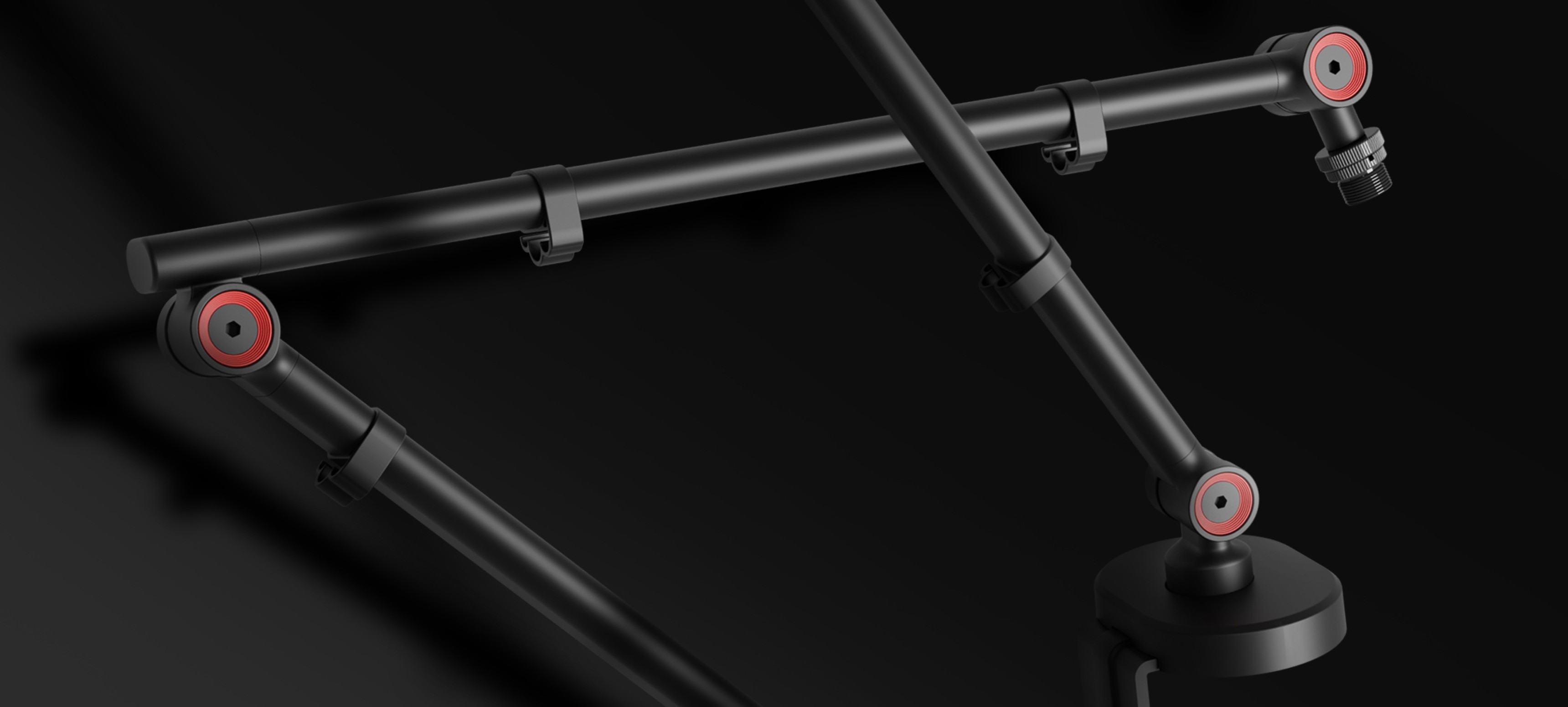 Bras de microphone avec porte-casque, doté d'articulations réglables et d'une base solide. Design noir avec des accents rouges