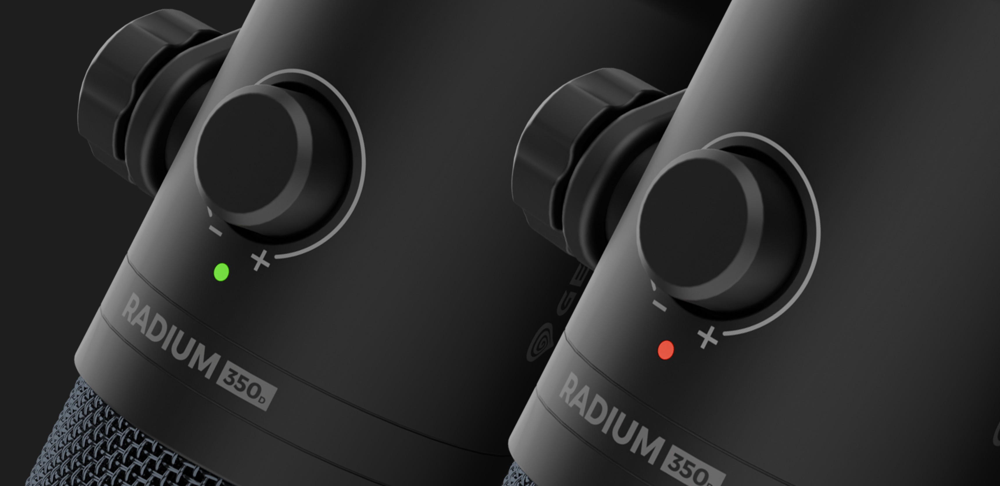Gros plan sur deux microphones dynamiques USB Genesis Radium 350D comportant des boutons de contrôle et des voyants lumineux.