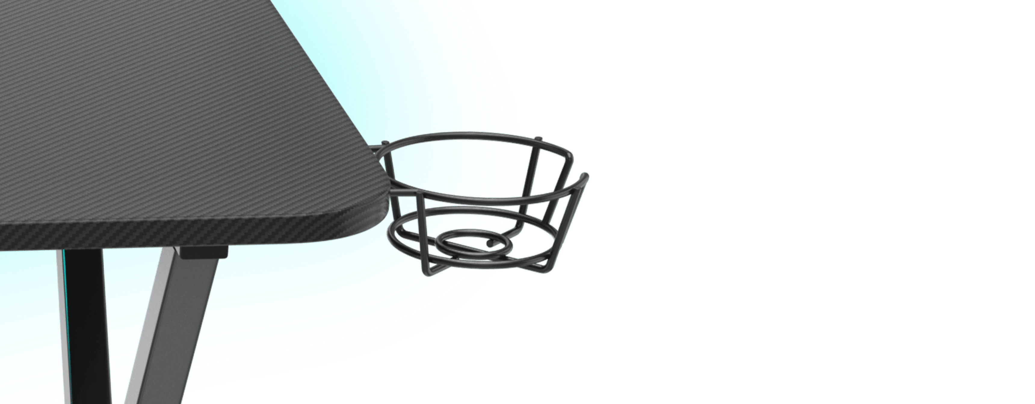 Gros plan sur le bureau de jeu Genesis Holm 200 RGB qui comporte un porte-gobelet fixé sur le côté.