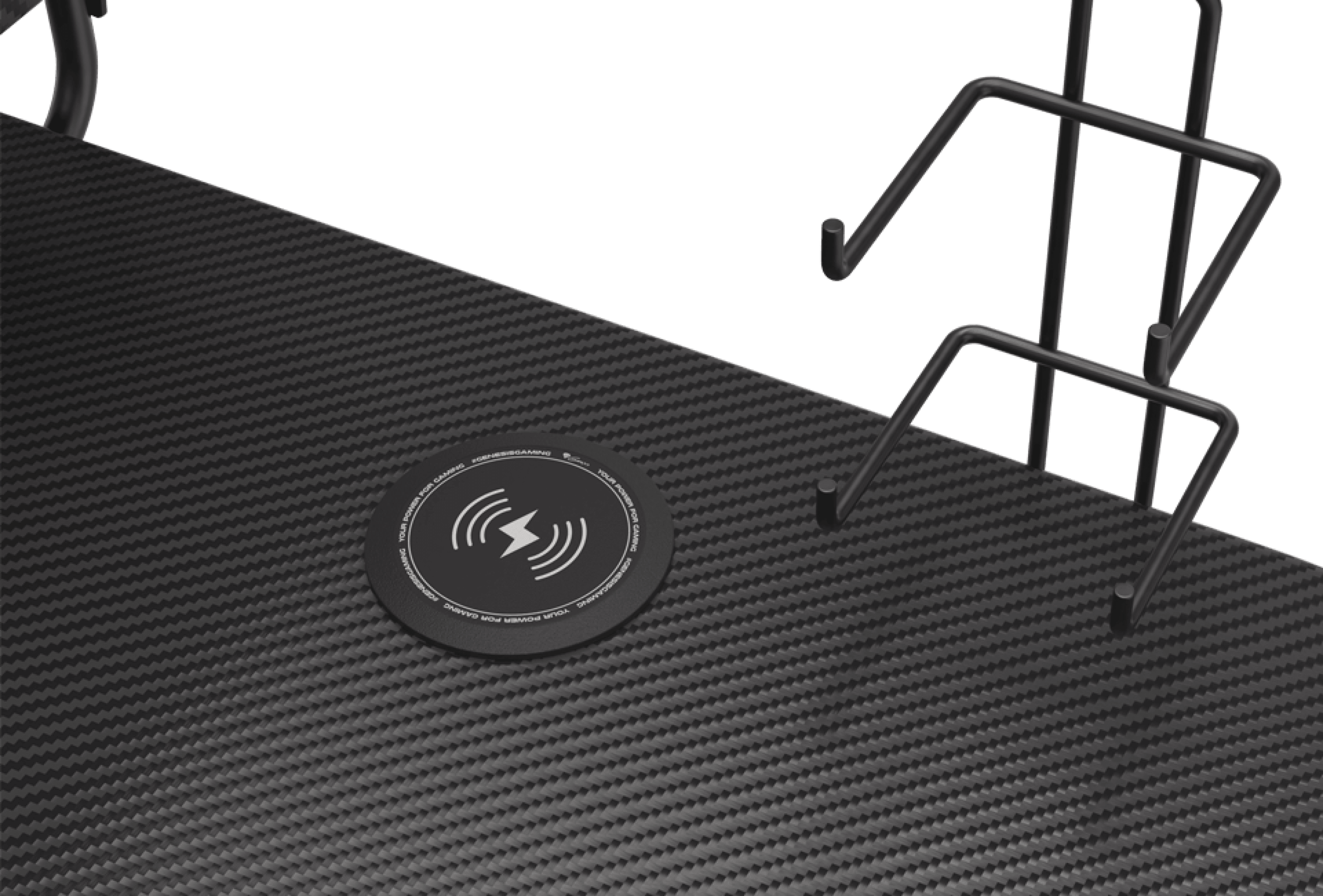 Gros plan sur le bureau de jeu Genesis Holm 300 RGB, doté d'un pad de recharge sans fil sur une surface noire texturée.