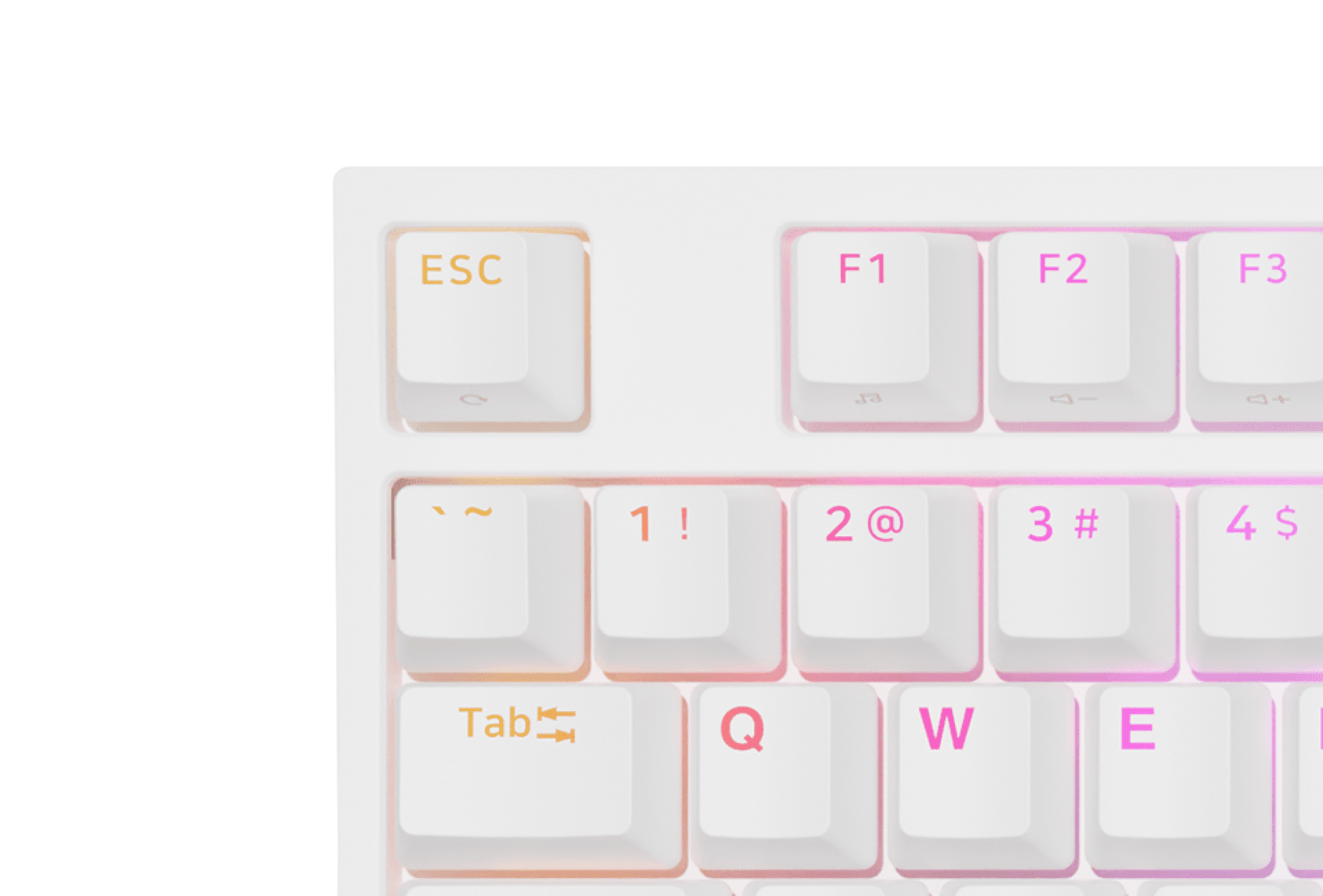 Gros plan sur un clavier de jeu blanc doté d'un rétroéclairage RVB et de touches mécaniques, avec les touches ESC et Tab mises en évidence.