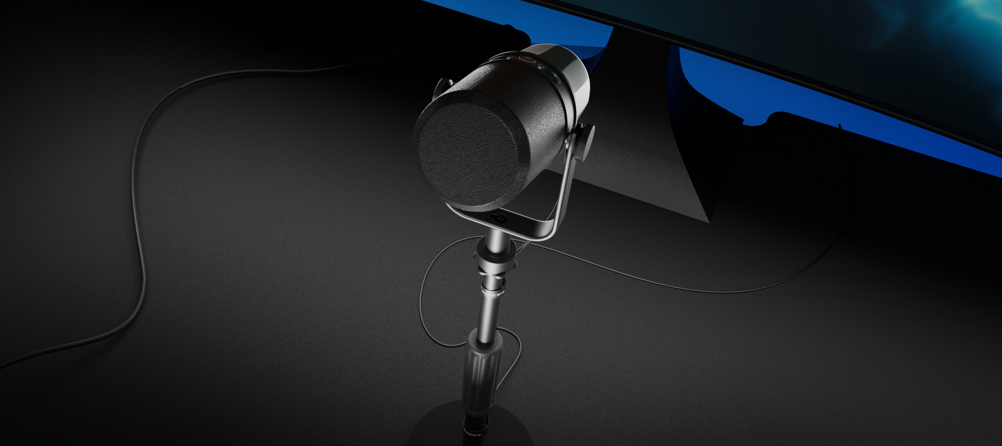 Support de microphone pour Genesis Thulium 350D avec un microphone positionné sur une surface sombre, l'arrière-plan comportant un moniteur.