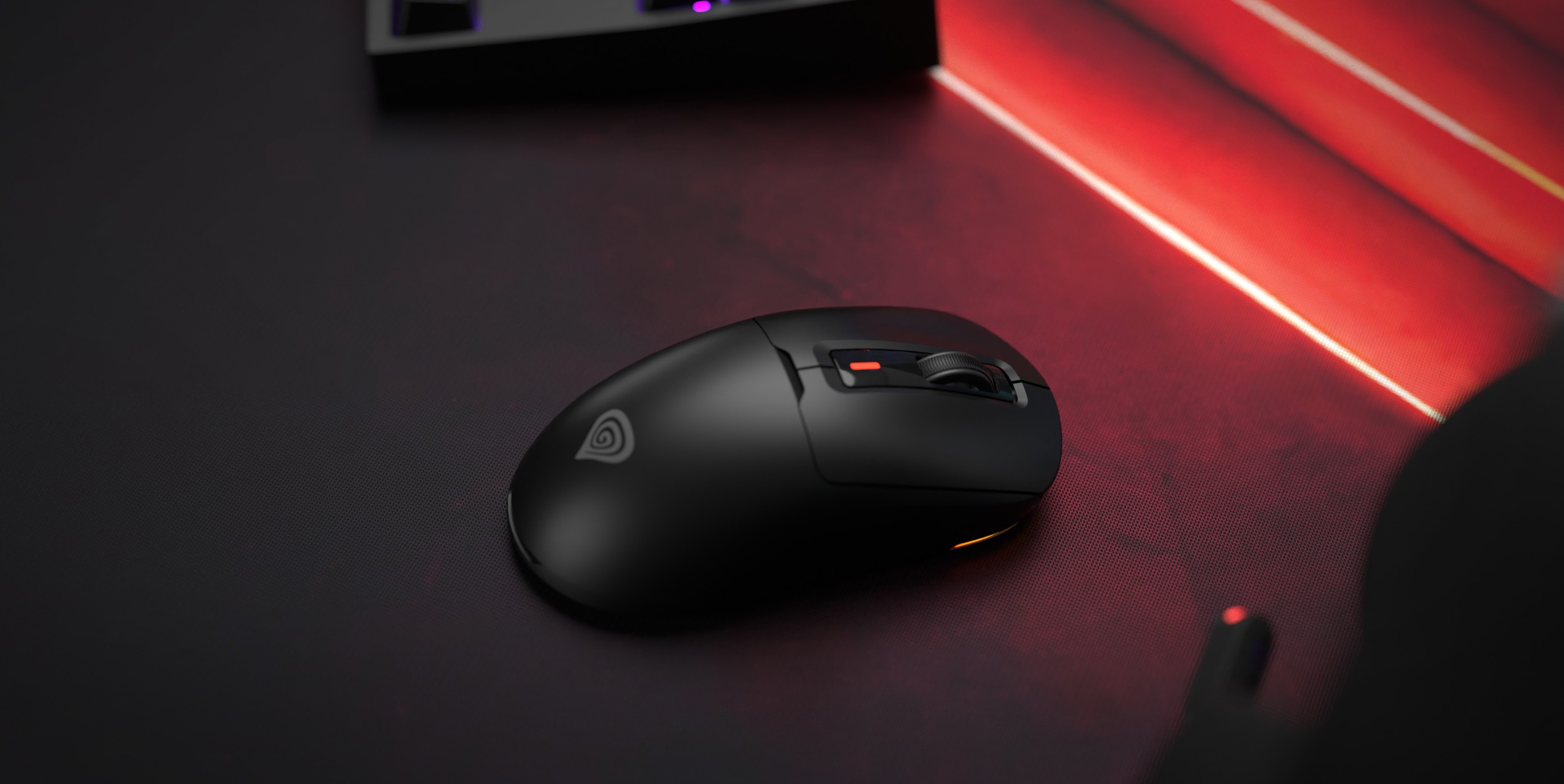 Souris de jeu sans fil au design épuré, dotée de boutons personnalisables et d'un éclairage LED vibrant sur une surface sombre.