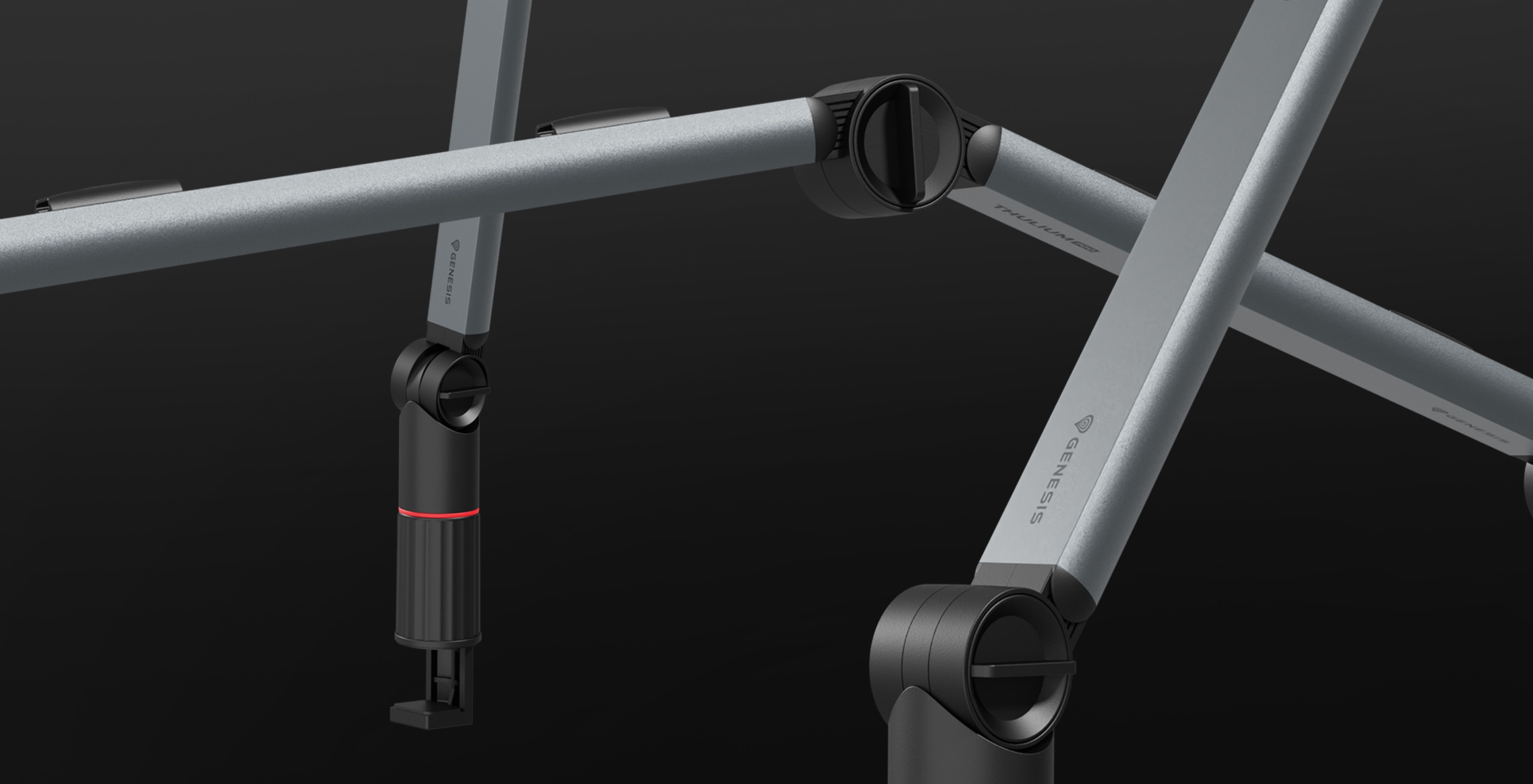 Bras de microphone présentant un design gris élégant avec des articulations réglables et un support sécurisé pour un positionnement facile.