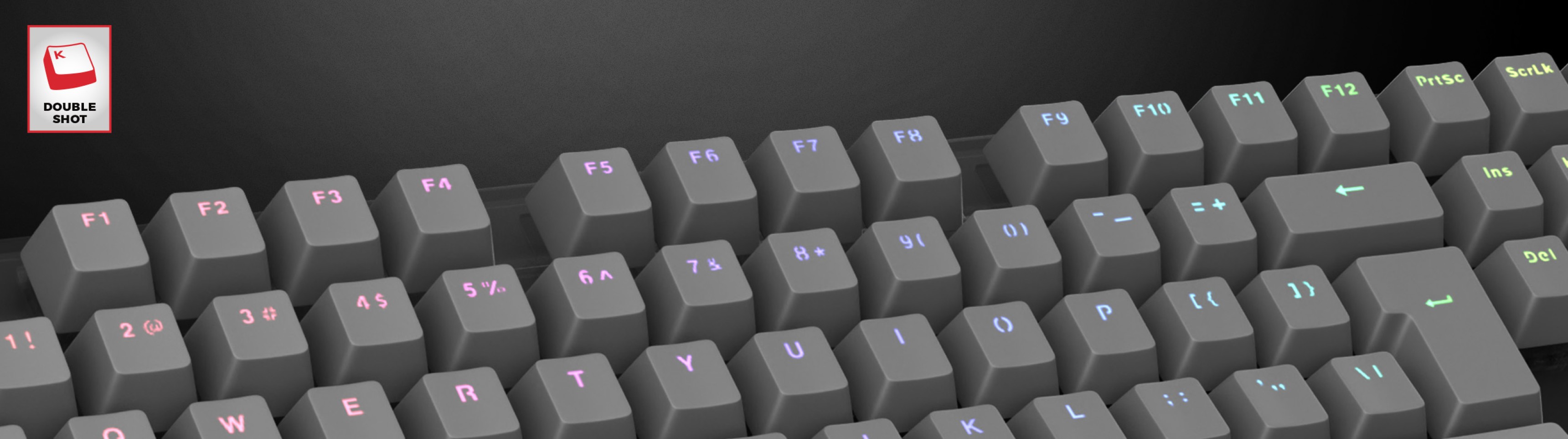 Claviers gris à double frappe pour un clavier, avec des accents lumineux pour une visibilité et un style accrus.