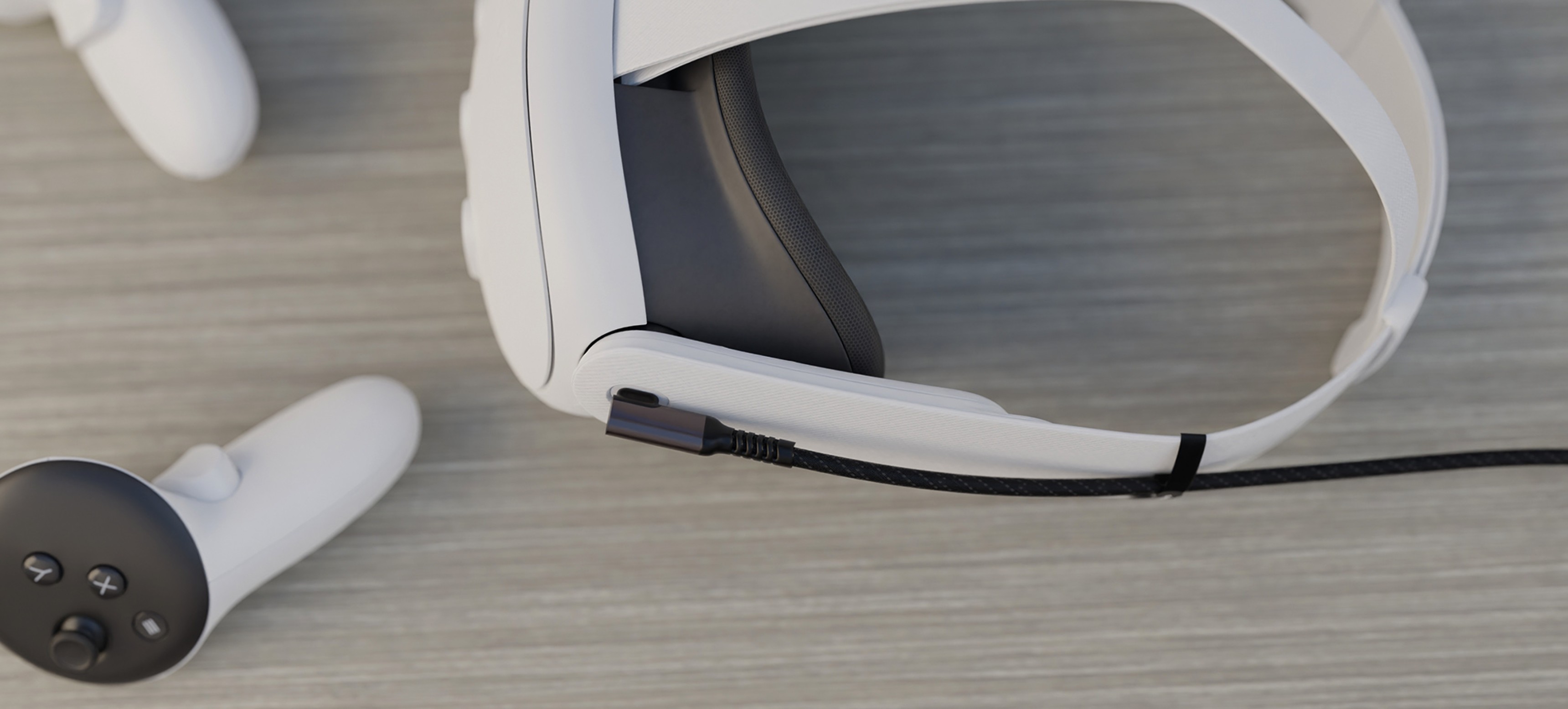 Câble USB-C noir mâle-mâle, d'une longueur de 3 m, positionné près d'un casque VR blanc et d'un contrôleur sur une surface en bois.