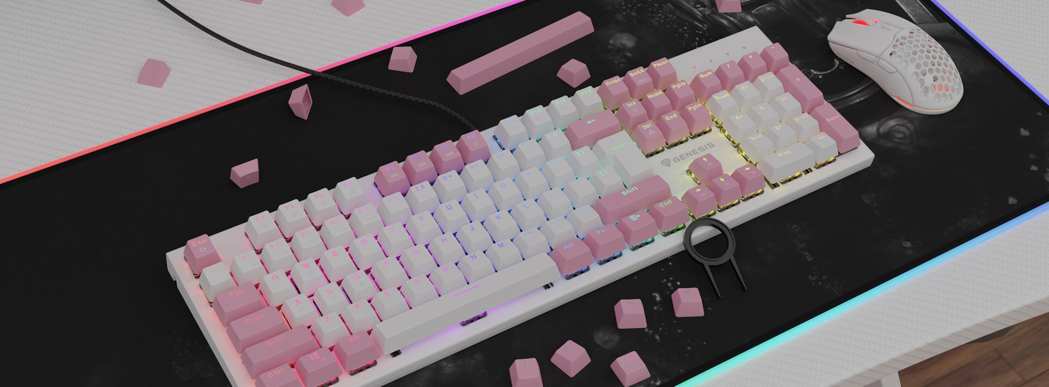 Claviers roses double shot disposés sur un clavier mécanique avec éclairage RVB, accompagnés d'une souris blanche et de claviers roses éparpillés.