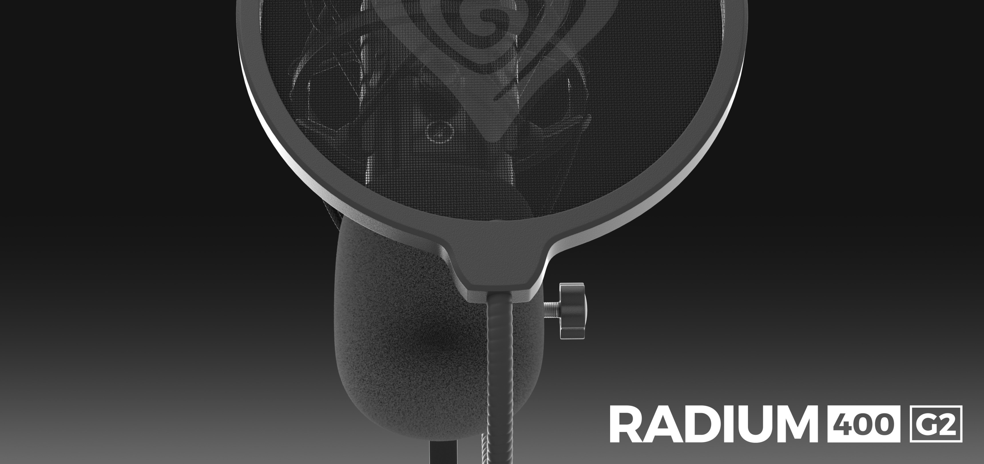 Gros plan du microphone USB de studio Genesis Radium 400 G2 avec un filtre anti-pop attaché. Fond dégradé noir et gris