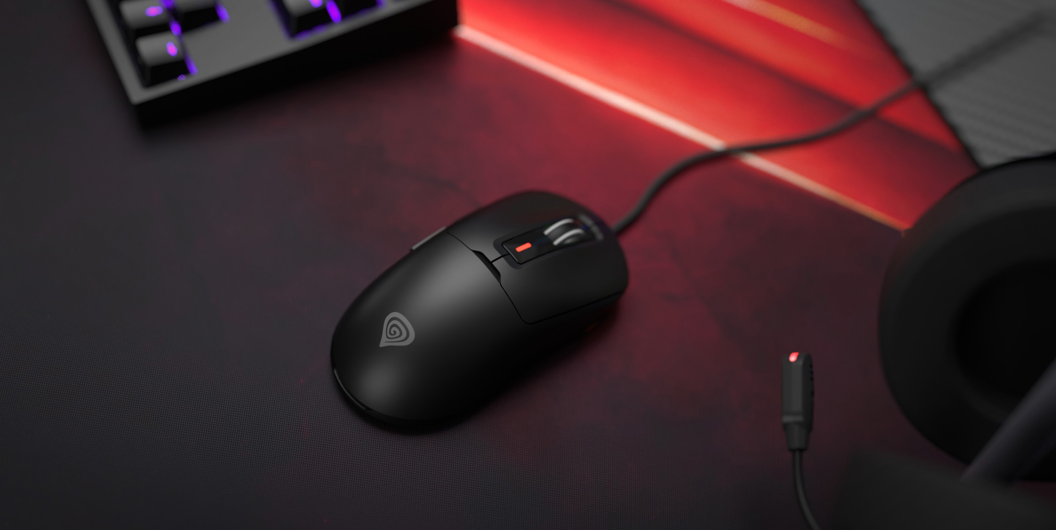 Souris de jeu Genesis Krypton 660 noire avec lumières RGB, 12000 DPI et un design programmable, sur une surface de jeu sombre.