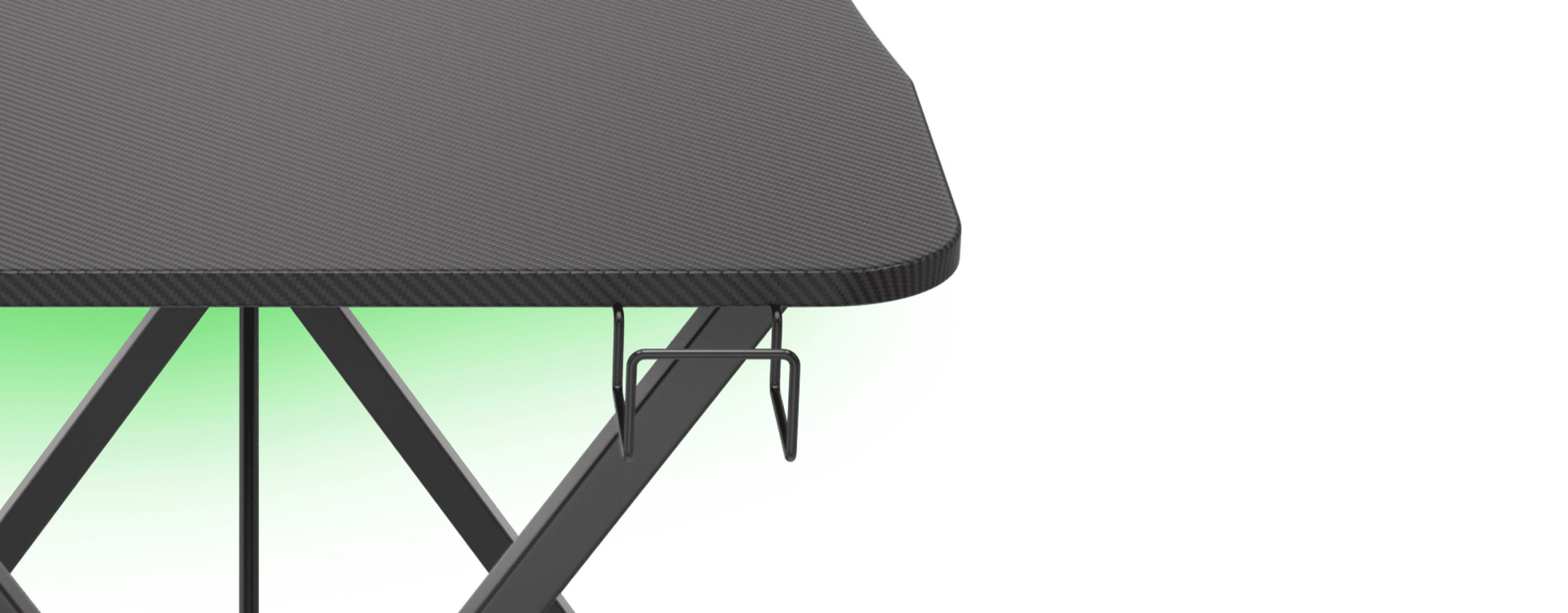 Bureau de jeu noir avec une finition en fibre de carbone et un éclairage LED vert, comportant des crochets pour les accessoires sur le côté.