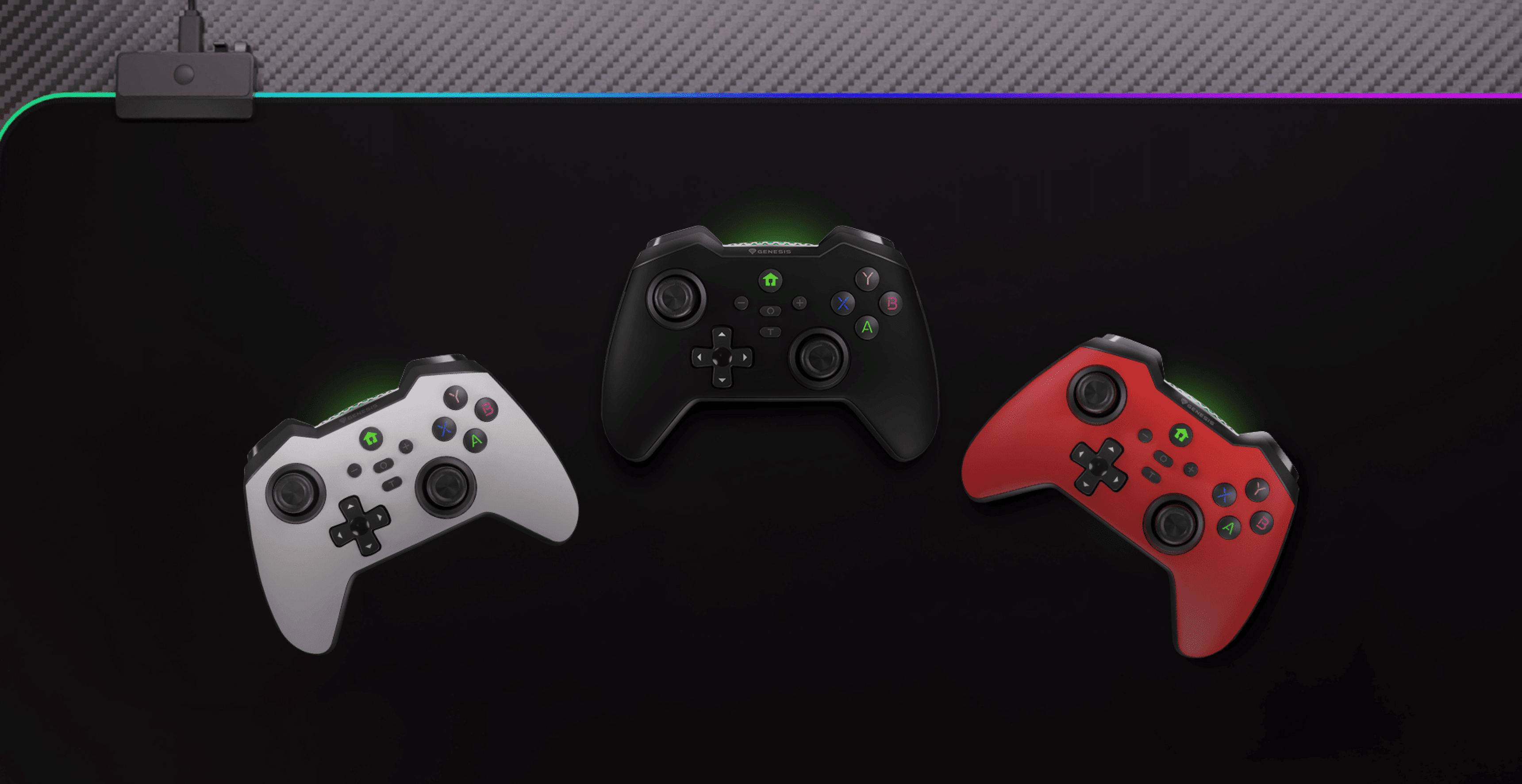 Trois manettes de jeu sans fil affichées sur une surface sombre : une noire, une blanche et une rouge, chacune avec des indicateurs LED colorés.