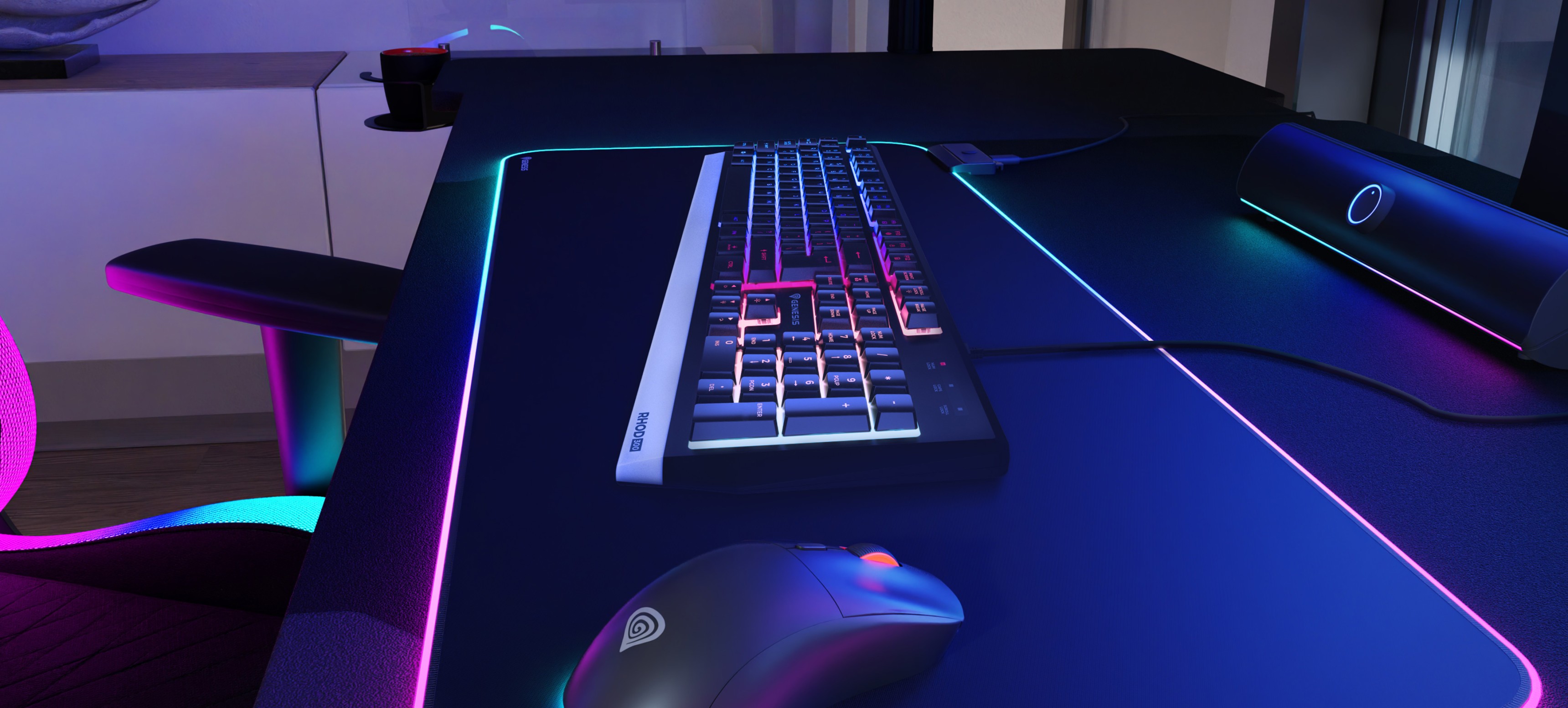 Clavier de jeu RVB placé sur un bureau avec une souris de jeu, présentant des bords éclairés et des effets lumineux colorés.
