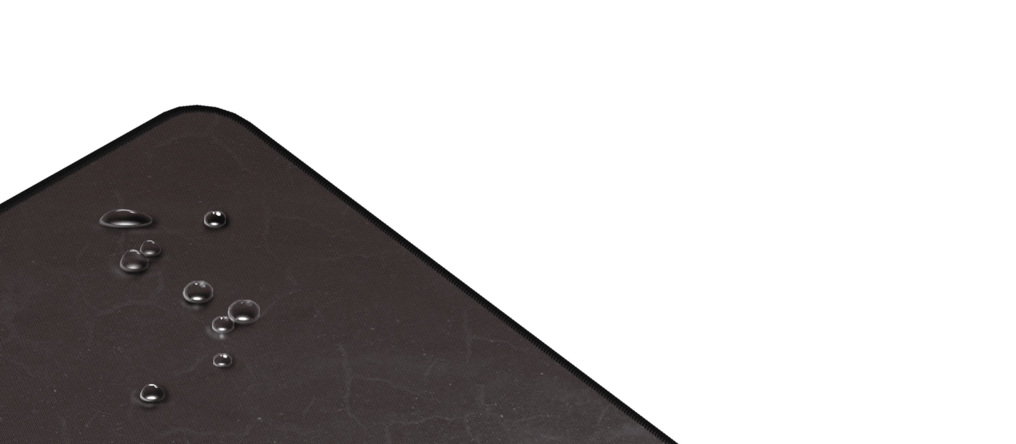 Grand tapis de souris de jeu noir avec une surface texturée et des gouttes d'eau sur un coin.