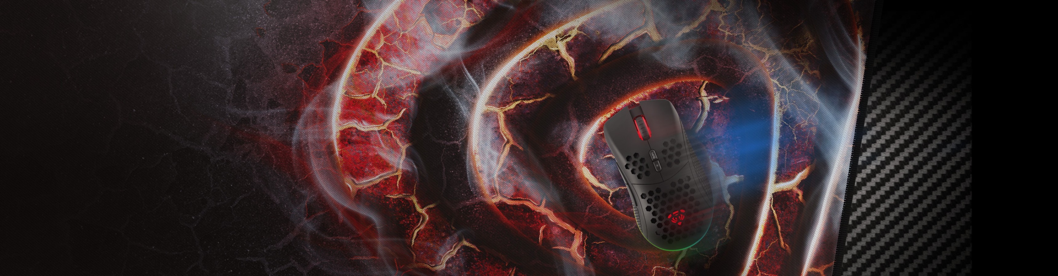 Grand tapis de souris de jeu présentant un design dynamique de lave avec une texture de carbone noir, mesurant 900x450mm.