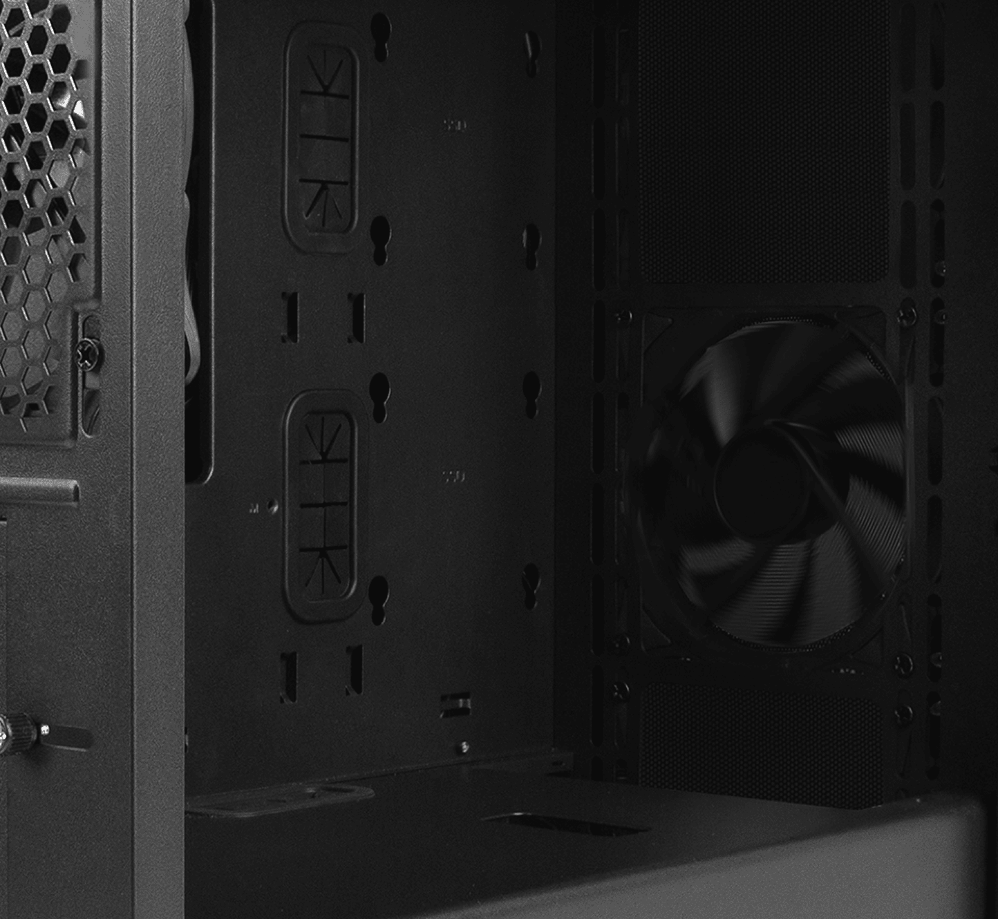 Vue intérieure du boîtier mini tour Genesis Irid 503 V2 MATX, présentant des espaces de gestion des câbles et un ventilateur noir.