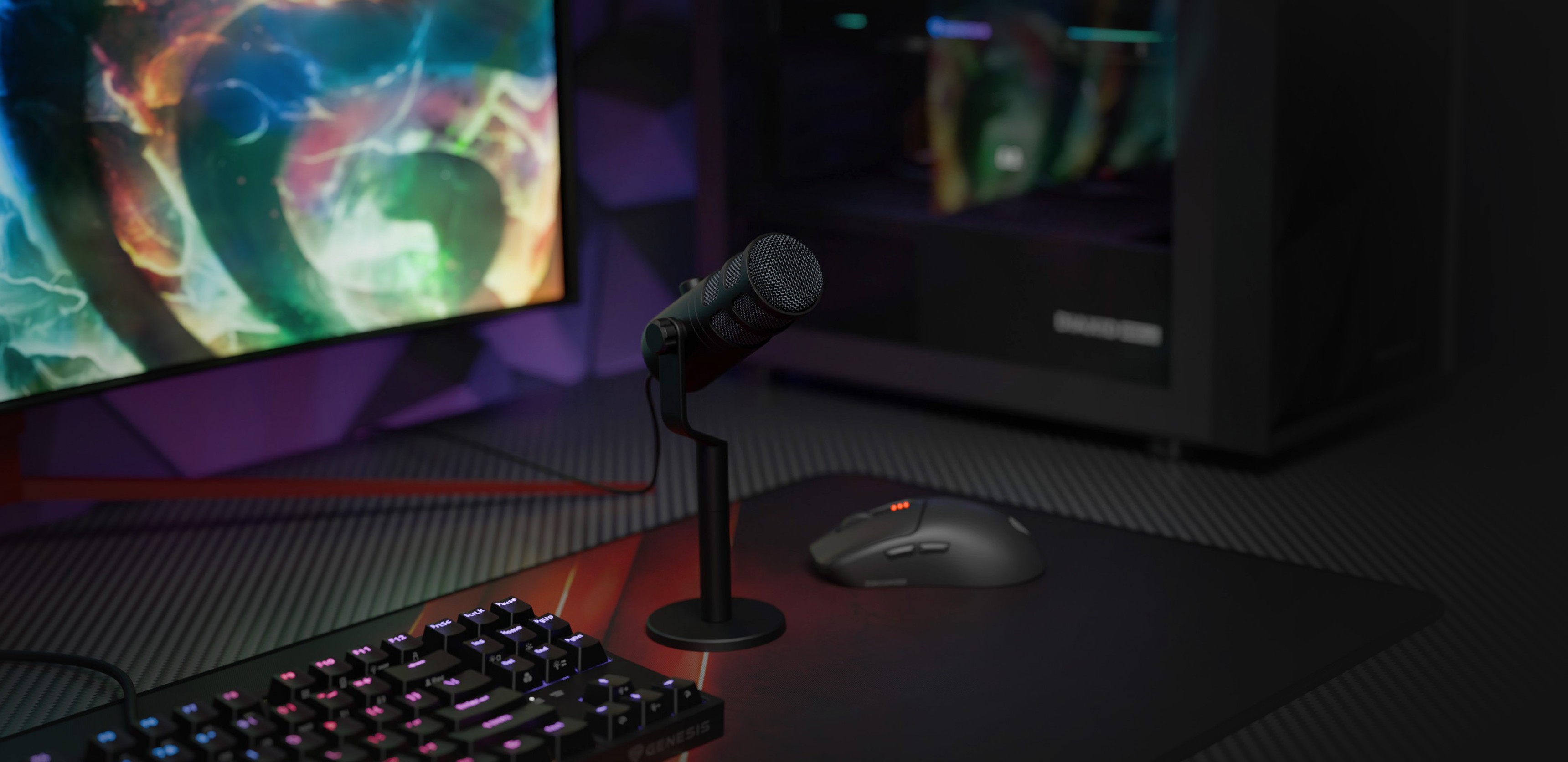 Microphone USB dynamique sur un support avec un clavier et une souris, sur fond de moniteur de jeu coloré.