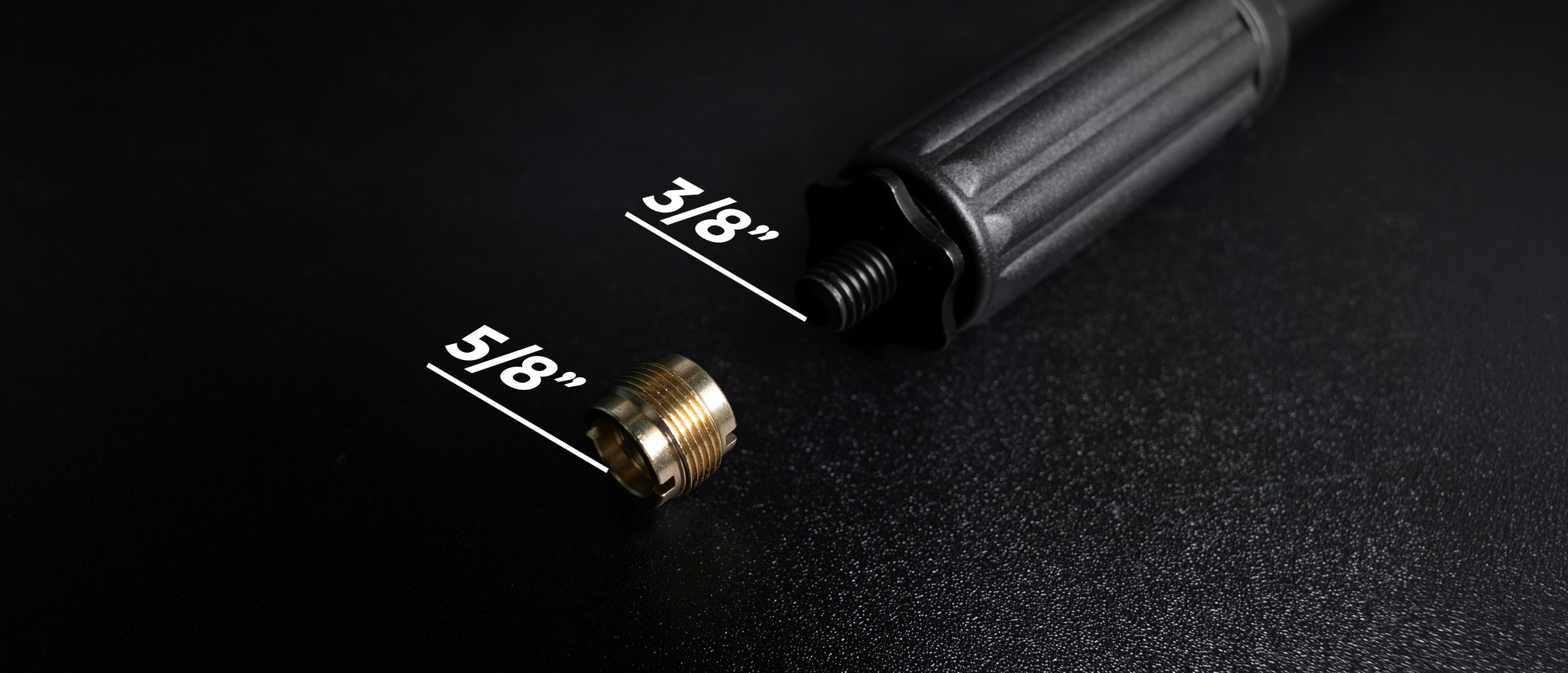 Support de microphone avec un adaptateur à vis détachable, montrant les mesures de 3/8" et 5/8" sur un fond sombre.