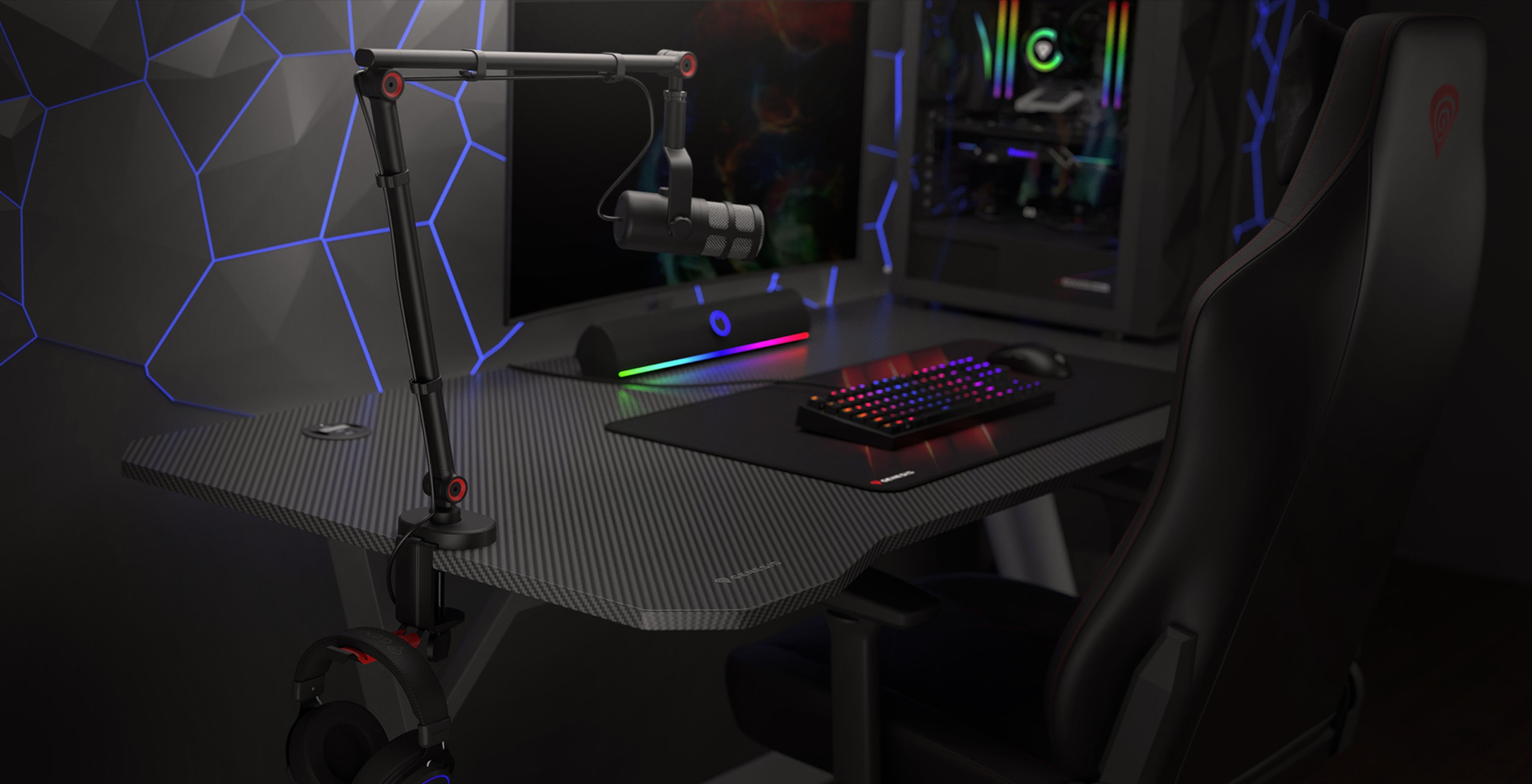 Bras de microphone avec un support pour casque d'écoute, positionné sur un bureau de jeu élégant comportant un clavier et un éclairage coloré.