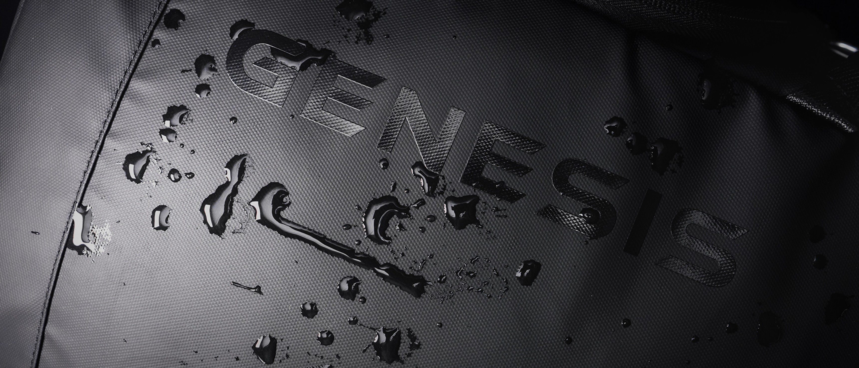 Gros plan sur le sac à dos pour ordinateur portable Genesis Pallad 420, qui présente une surface noire avec des gouttes d'eau et le logo de la marque.