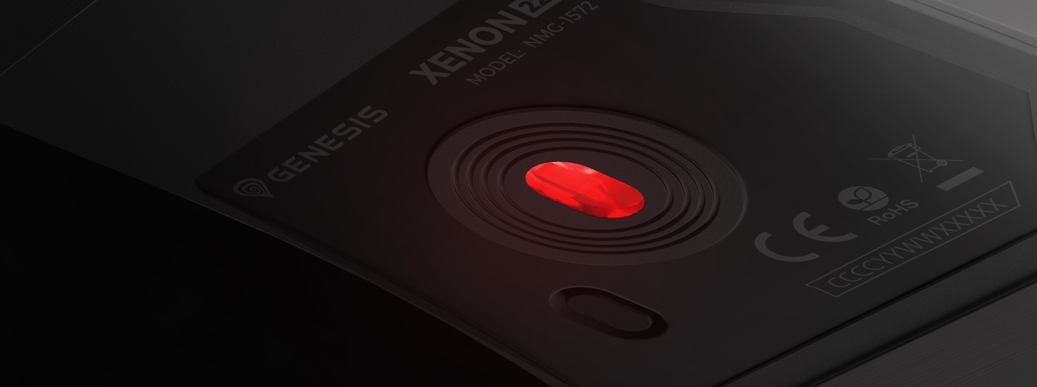Gros plan sur la souris de jeu Genesis Xenon 220 G2 dotée d'un capteur lumineux rouge et d'une surface lisse pour des performances accrues.